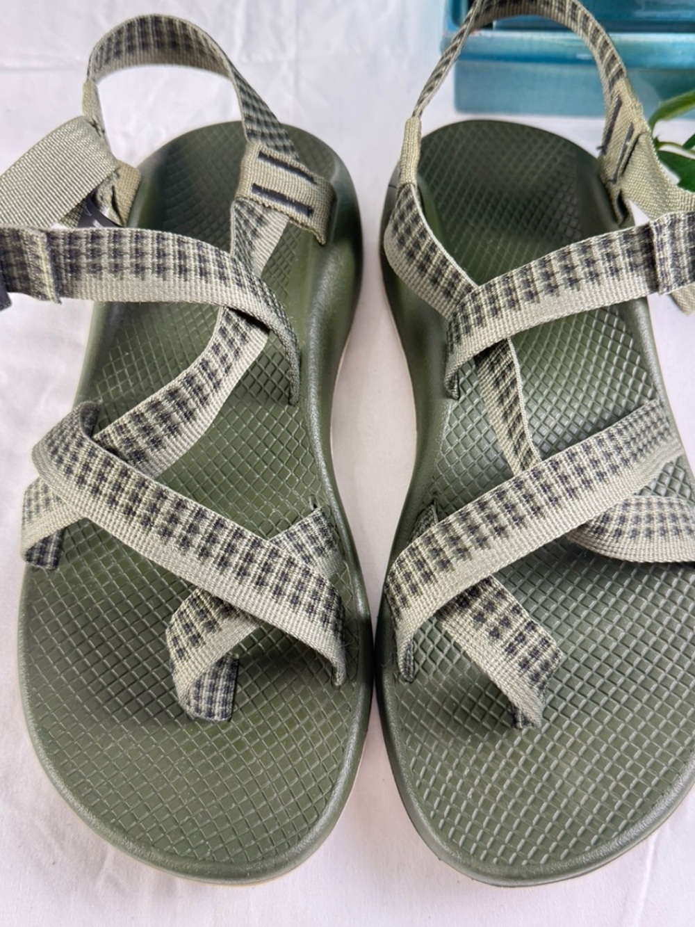 Chaco Z2 Classic Woman EU41 US10 Toe Loop Sandals Green Fabric Strap J107208 EUC